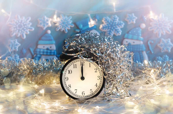 Reloj Despertador Año Nuevo Con Oropel Plateado Parte Superior Fondo — Foto de Stock
