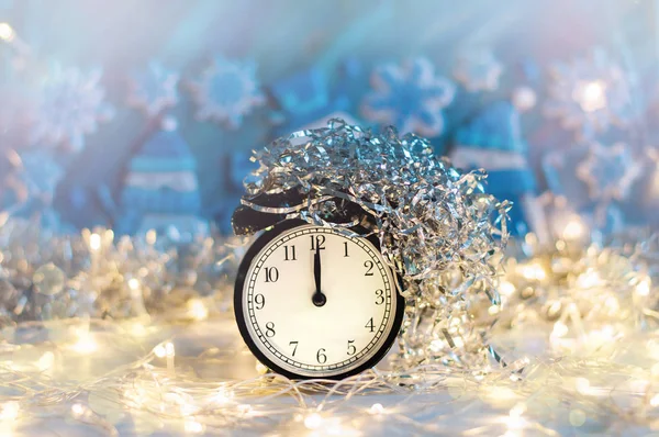 Reloj Despertador Año Nuevo Con Oropel Plateado Parte Superior Fondo — Foto de Stock