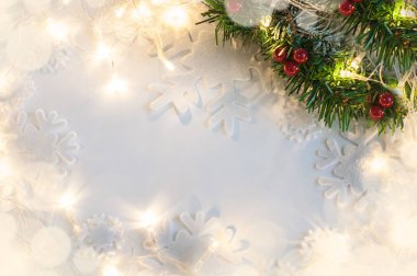 Noel ağacı dalı üst tatil çelenk ışıkları ile beyaz bir arka plan üzerinde sağ köşe.