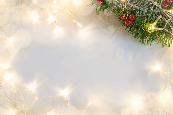 Ramo Dell Albero Natale Alto Destra Uno Sfondo Bianco Con — Foto Stock