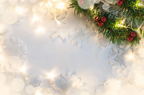 Noel ağacı dalı üst tatil çelenk ışıkları ile beyaz bir arka plan üzerinde sağ köşe.