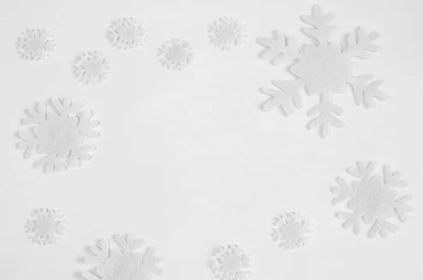 Valkoinen Huopa Lumihiutaleita Valkoisella Taustalla Talviloman Tausta Valkoinen Valkoisella Kuviolla — kuvapankkivalokuva