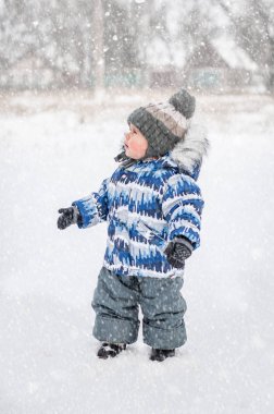 karlı gün kartopu oynamak dışında 1,5 yaşında bir çocuk