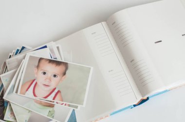 Yazdırılan fotoğraflarda bozukluğu ve beyaz bir arka plan üzerinde bir List yığını. Üstünde belgili tanımlık tepe bebek resmi.