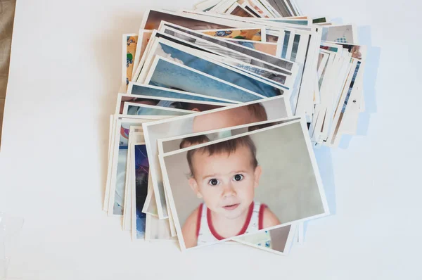 Pilha Fotografias Impressas Desordem Sobre Fundo Branco Imagem Bebê Parte — Fotografia de Stock