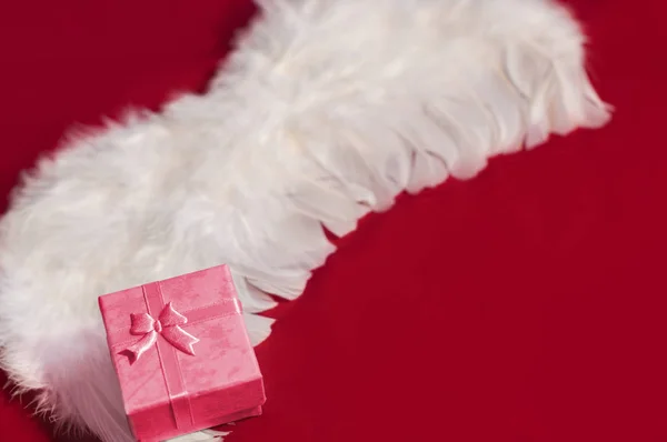 Caja Regalo Roja Alas Plumas Ángel Blanco Fondo Romántico Rojo —  Fotos de Stock