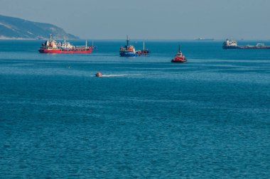 Novorossiysk limanına girmek için bekleyen kargo gemileri.