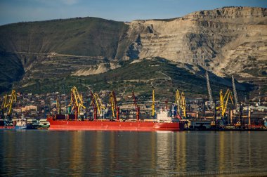 Novorossiysk Ticari Deniz Limanı'nda büyük kırmızı kargo gemisi