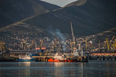 Karadeniz körfezinde iskeleye yakın gemiler.
