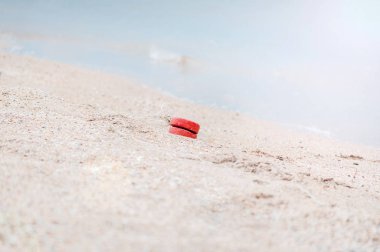 Azak denizinin deniz kabuğu sahilinde yatan kırmızı şamandıra