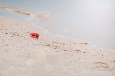 Azak denizinin deniz kabuğu sahilinde yatan kırmızı şamandıra