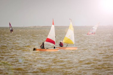 18 Ağustos 2018, Yeisk, Rusya. Throuh Azov deniz haliç seyahat iki renkli yelkenli.