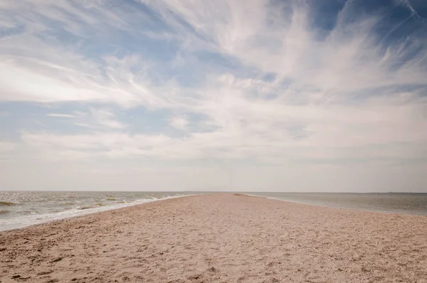 Treccia di sabbia che va in mare di Azov e cielo nuvoloso . — Foto Stock
