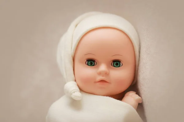 Juguete de muñeca fotodrapeado en un estilo recién nacido . — Foto de Stock