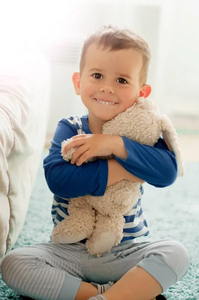 Garçon de 2 ans dans une pièce de lumière blanche le matin souriant — Photo