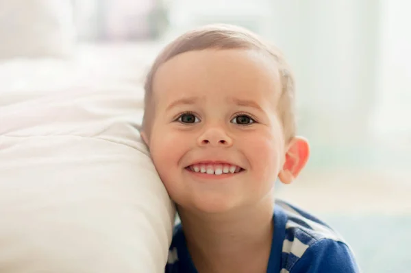 Garçon de 2 ans dans une pièce de lumière blanche le matin souriant — Photo