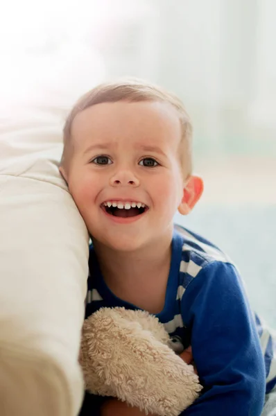Garçon de 2 ans dans une pièce de lumière blanche le matin riant — Photo