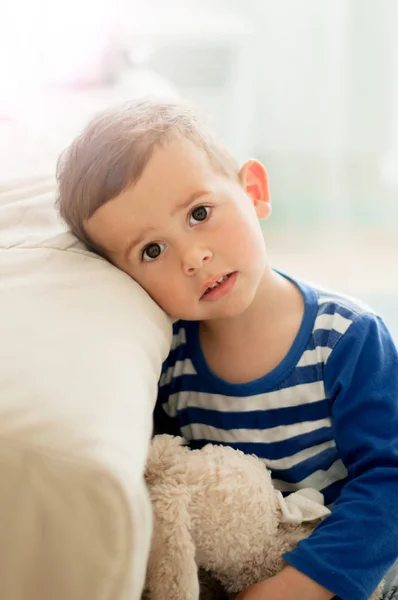 2-jarige jongen in een witte lichte kamer in de ochtend — Stockfoto