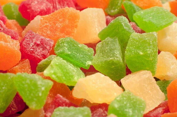Montón de dulces y coloridas frutas confitadas deliciosas. Macro tiro — Foto de Stock