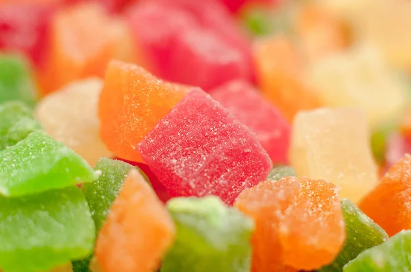 Montón de dulces y coloridas frutas confitadas deliciosas. Macro tiro — Foto de Stock