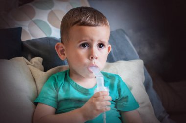 Üç yıl yaşlı oğlan yapma inhalasyon ile Nebulizatör içinde evde.