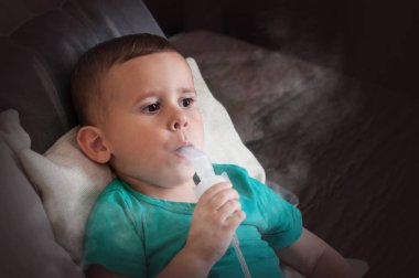 Üç yıl yaşlı oğlan yapma inhalasyon ile Nebulizatör içinde evde.
