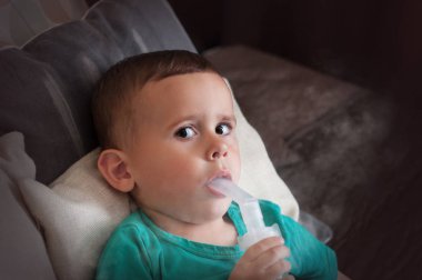 Üç yıl yaşlı oğlan yapma inhalasyon ile Nebulizatör içinde evde.