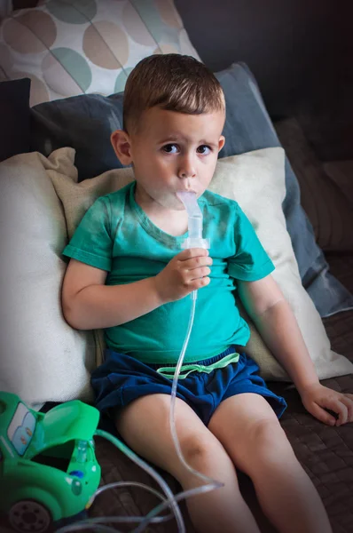 Garçon de trois ans faisant inhalation avec nébuliseur à la maison . — Photo