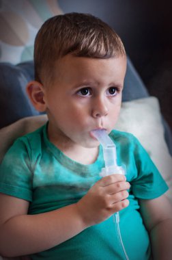 Üç yıl yaşlı oğlan yapma inhalasyon ile Nebulizatör içinde evde.