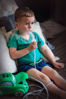 Üç yıl yaşlı oğlan yapma inhalasyon ile Nebulizatör içinde evde.