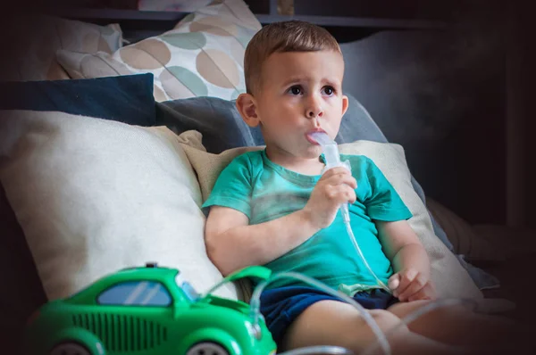 Garçon de trois ans faisant inhalation avec nébuliseur à la maison . — Photo