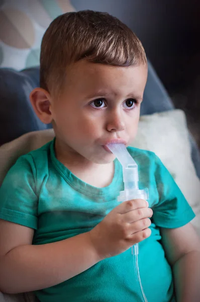 Menino de três anos fazendo inalação com nebulizador em casa . — Fotografia de Stock
