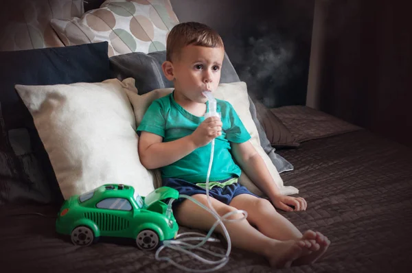 Garçon de trois ans faisant inhalation avec nébuliseur à la maison . — Photo