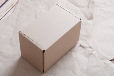 Kahverengi karton kutu buruşuk kraft kağıt levhalar üzerine döşeme.