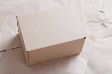 Kahverengi karton kutu buruşuk kraft kağıt levhalar üzerine döşeme.