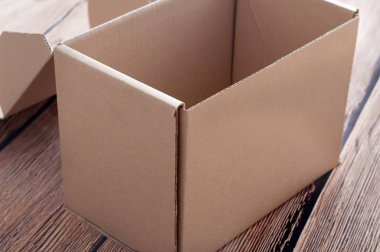 Kahverengi karton kutu buruşuk kraft kağıt levhalar üzerine döşeme.