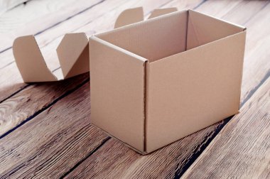 Kahverengi karton kutu buruşuk kraft kağıt levhalar üzerine döşeme.