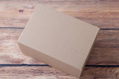 Kahverengi karton kutu buruşuk kraft kağıt levhalar üzerine döşeme.