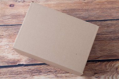 Kahverengi karton kutu buruşuk kraft kağıt levhalar üzerine döşeme.