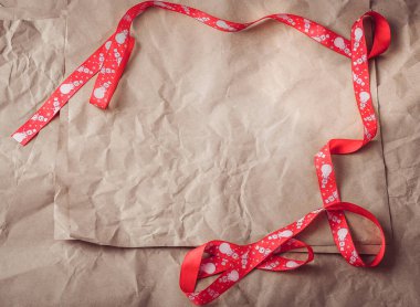 Kırmızılı buruşuk Kraft kağıdı.