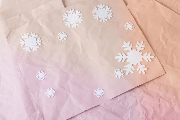 Mucchio di carta kraft colorato arruffato sdraiato in disordine con fiocchi di neve di lana bianca . — Foto Stock
