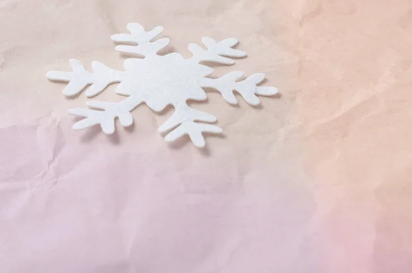 Pile de papier kraft froissé coloré couché dans le désordre avec des flocons de neige en laine blanche . — Photo