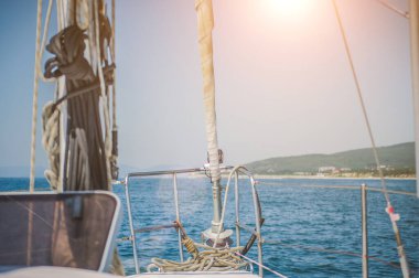 Sıcak bir yaz günü körfezden denize açılan bir yelkenli.