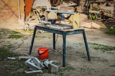 Bahçedeki fayans makası. Ev inşaatı ve ekipman.