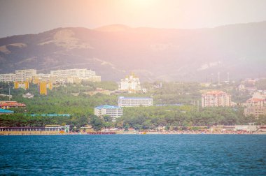 Rusya 'nın Gelendgik şehrinde panoramik manzara. İnce Burun ve Andreevskiy Katedrali. Yazın Karadeniz kıyısında.
