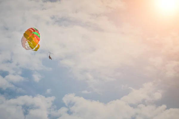 Parachutiste Vole Dessus Mer Dans Ciel Bleu Clair Attraction Marine — Photo