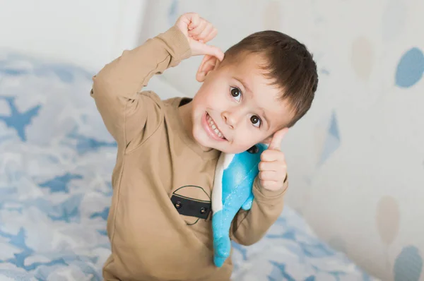 Petit Garçon Tenant Dauphin Bleu Jouet Dans Salle Jeux — Photo