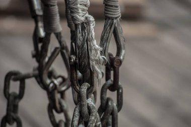 Metal paslı zincirler. Gemi ekipmanının bir parçası. Kapat.