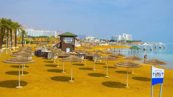 Pittoresca Vista Sulla Spiaggia Sabbia Con Ombrelloni Estivi Riva Mare — Foto Stock