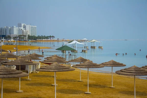 Pintoresca Vista Playa Arena Con Sombrillas Verano Costa Día Soleado —  Fotos de Stock